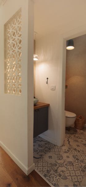 שירותי אורחים מעוצבים בסגנון כפרי, עיצוב שרי בר-נע גבעון light-design