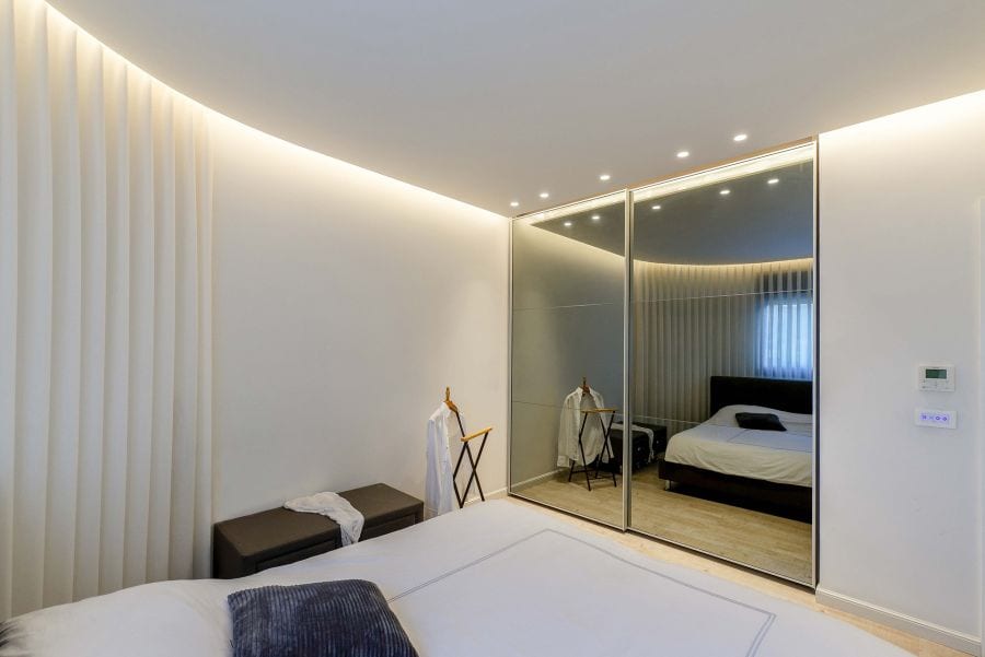 חדר שינה בדירת גן עם בריכה במודיעין שרי בר-נע גבעון light-design