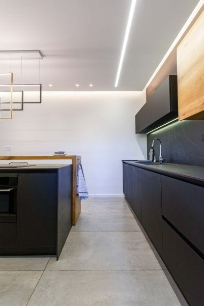 מטבח בדירת גן עם בריכה במודיעין שרי בר-נע גבעון light-design