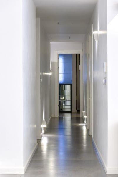 מסדרון בדירת גן עם בריכה במודיעין שרי בר-נע גבעון light-design
