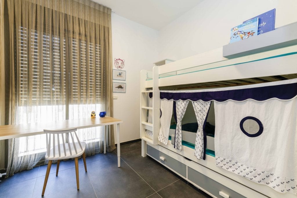 חדר ילדים - מיטת קומותיים עם וילון